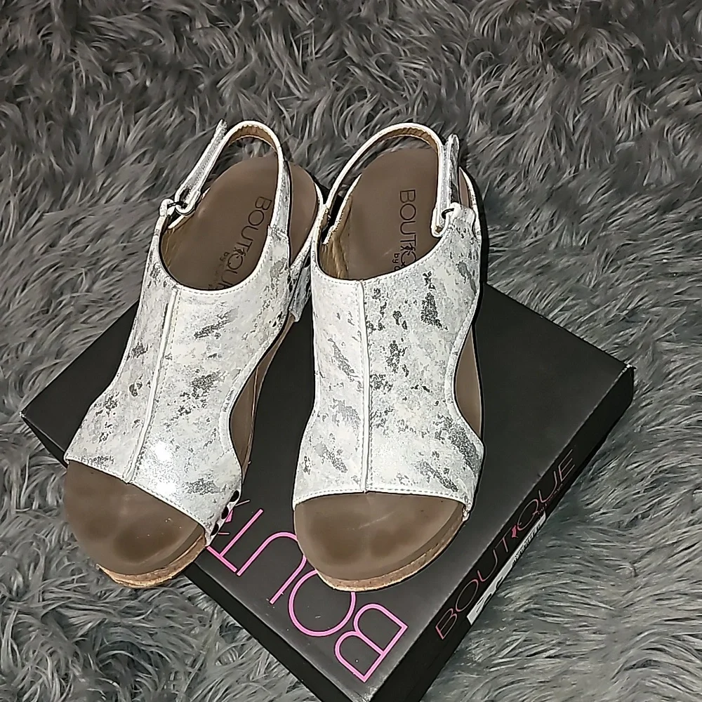 Boutique by Corkys! CARLEY, White Metallic sz 10, Mint condition!